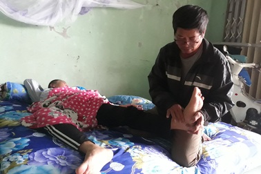 Thương cha già vất vả nuôi con trai bị lao màng não nằm liệt giường