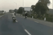 Hai thanh niên "giỡn mặt tử thần" trên quốc lộ