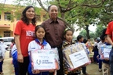 TBT Báo Dân trí cùng các Đoàn cứu trợ về vùng rốn lũ ở Hà Tĩnh