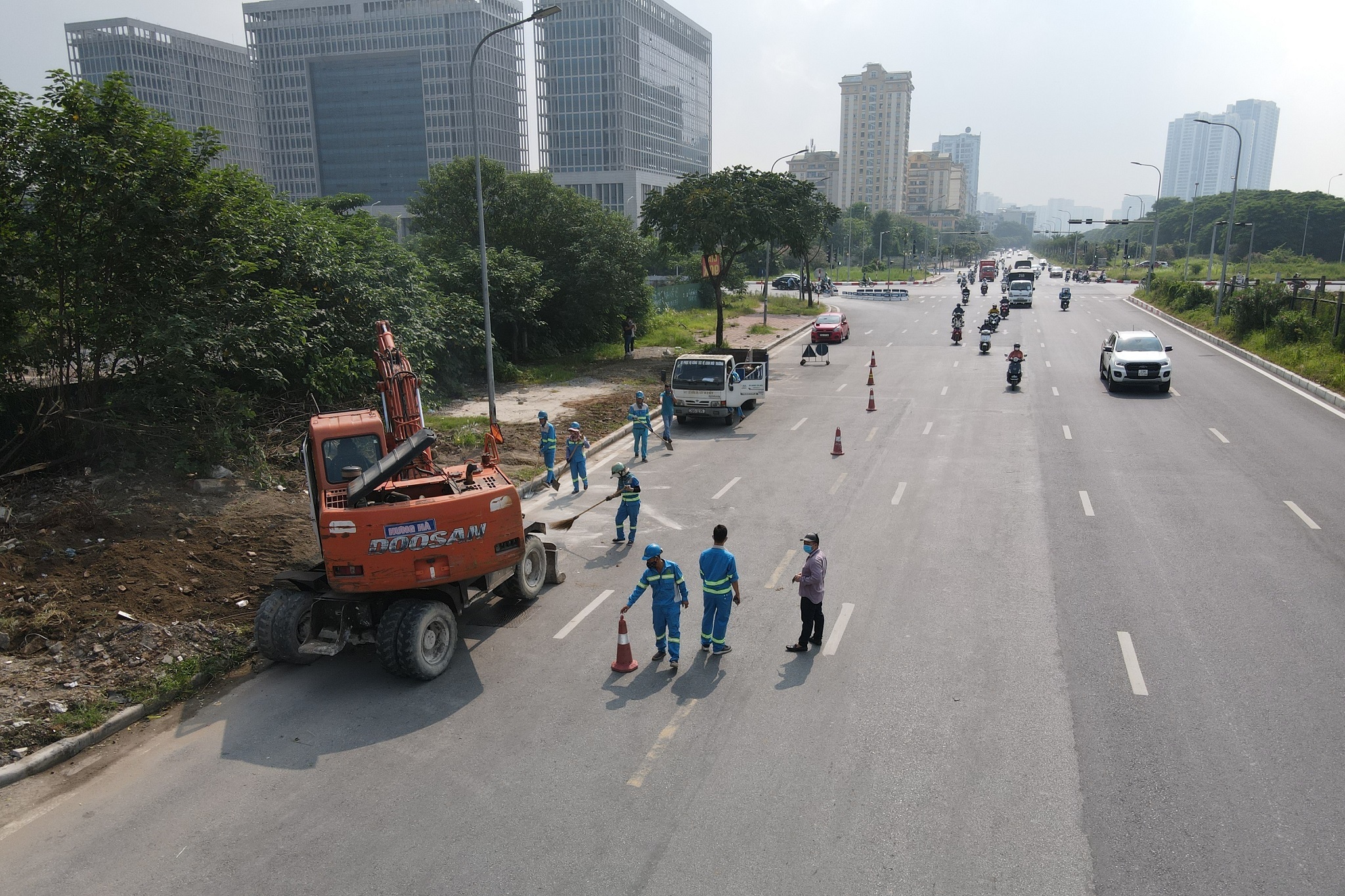 Dọn gần 200 tấn rác thải dọc đại lộ Thăng Long sau phản ánh của báo Dân trí - 6 Dọn gần 200 tấn rác thải dọc đại lộ Thăng Long sau phản ánh của báo Dân trí - 6