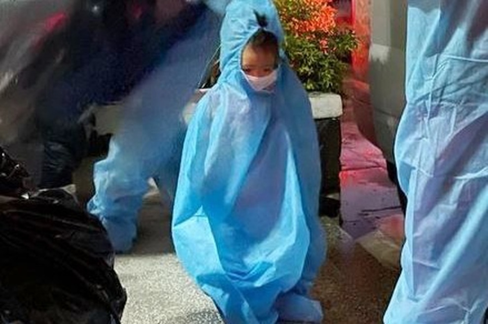 Xót lòng hình ảnh những em bé trong đêm phải vào khu cách ly Covid-19 - 1 Xót lòng hình ảnh những em bé trong đêm phải vào khu cách ly Covid-19 - 1