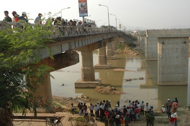 Xác một cán bộ trật tự phường trôi trên sông