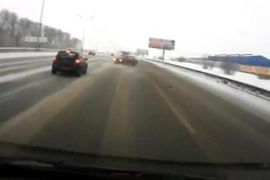 Xe Lada “trượt băng” trên đường cao tốc