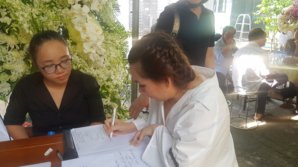 Nghệ sĩ Thanh Ngân, Vân Khánh... bật khóc khi đến viếng Vũ Đức Sao Biển - 6 Nghệ sĩ Thanh Ngân, Vân Khánh... bật khóc khi đến viếng Vũ Đức Sao Biển - 6