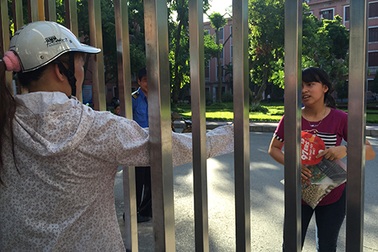 Cô hốt hoảng tìm kiếm vì đưa cháu đến nhầm địa điểm thi