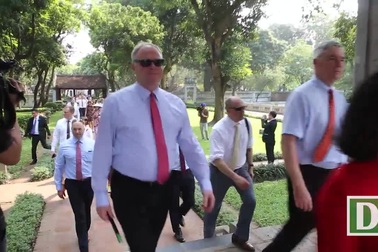 Đoàn nghị sĩ Mỹ thăm Văn Miếu Quốc Tử Giám