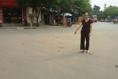 Giám đốc hành hung và bắt người dân phải quỳ lạy giữa đường