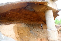 Mố cầu hở toác sau mưa lũ, hàng nghìn người bất an lo cầu sập