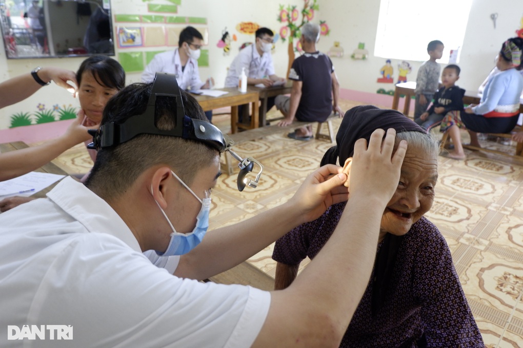 Người dân xã nghèo vui mừng khi được khám bệnh, nhận thuốc miễn phí - 5 Người dân xã nghèo vui mừng khi được khám bệnh, nhận thuốc miễn phí - 5
