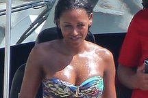 Cựu sao Spice girls tự tin thả dáng với bikini