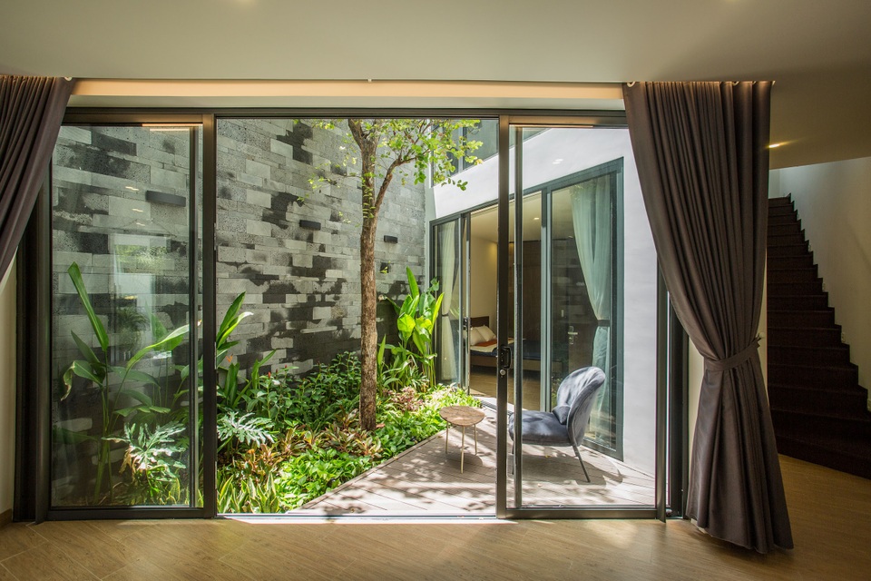 Cuộc sống thư thái trong căn nhà thủng mái độc lạ của gia đình ở Hội An - 7