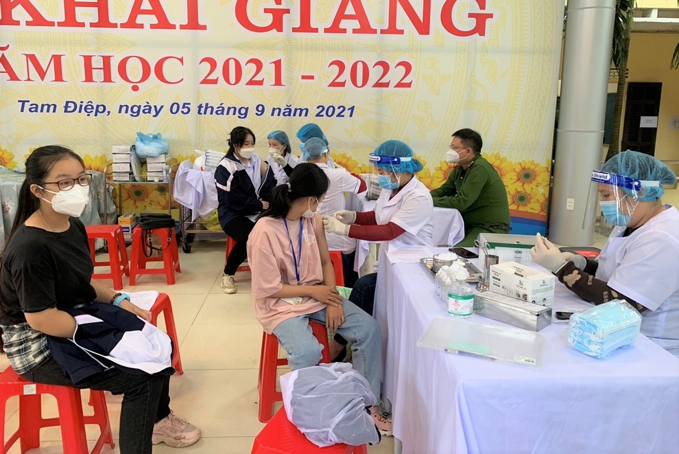 Ninh Bình hoàn thành tiêm vaccine cho hơn 32.000 học sinh cấp THPT - 4 Ninh Bình hoàn thành tiêm vaccine cho hơn 32.000 học sinh cấp THPT - 4
