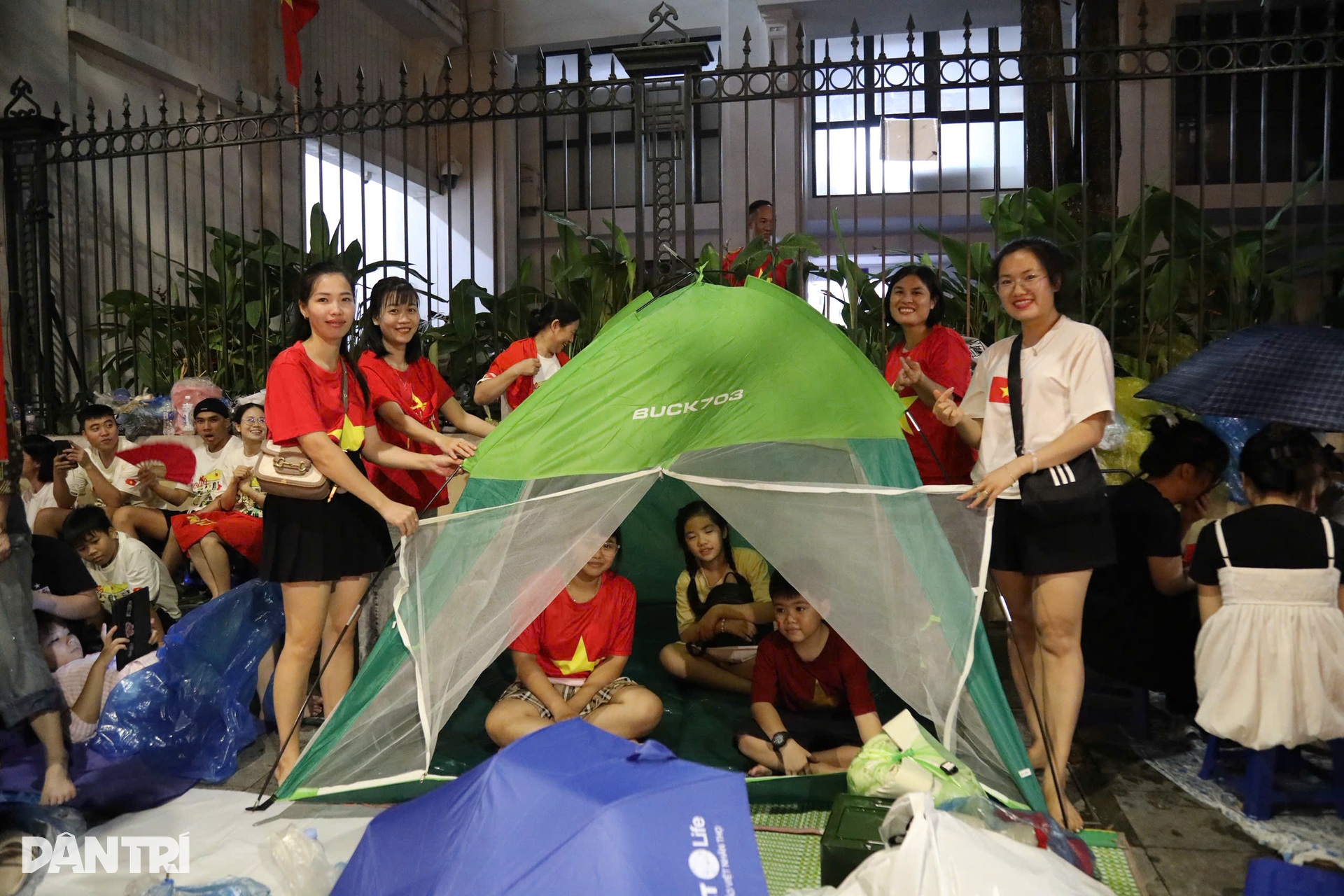 Người dân dọn cỗ, cắm trại, thổi nến sinh nhật chờ trời sáng xem diễu binh - 9 Người dân dọn cỗ, cắm trại, thổi nến sinh nhật chờ trời sáng xem diễu binh - 9