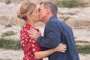Daniel Craig tình tứ hôn bạn diễn tại trường quay