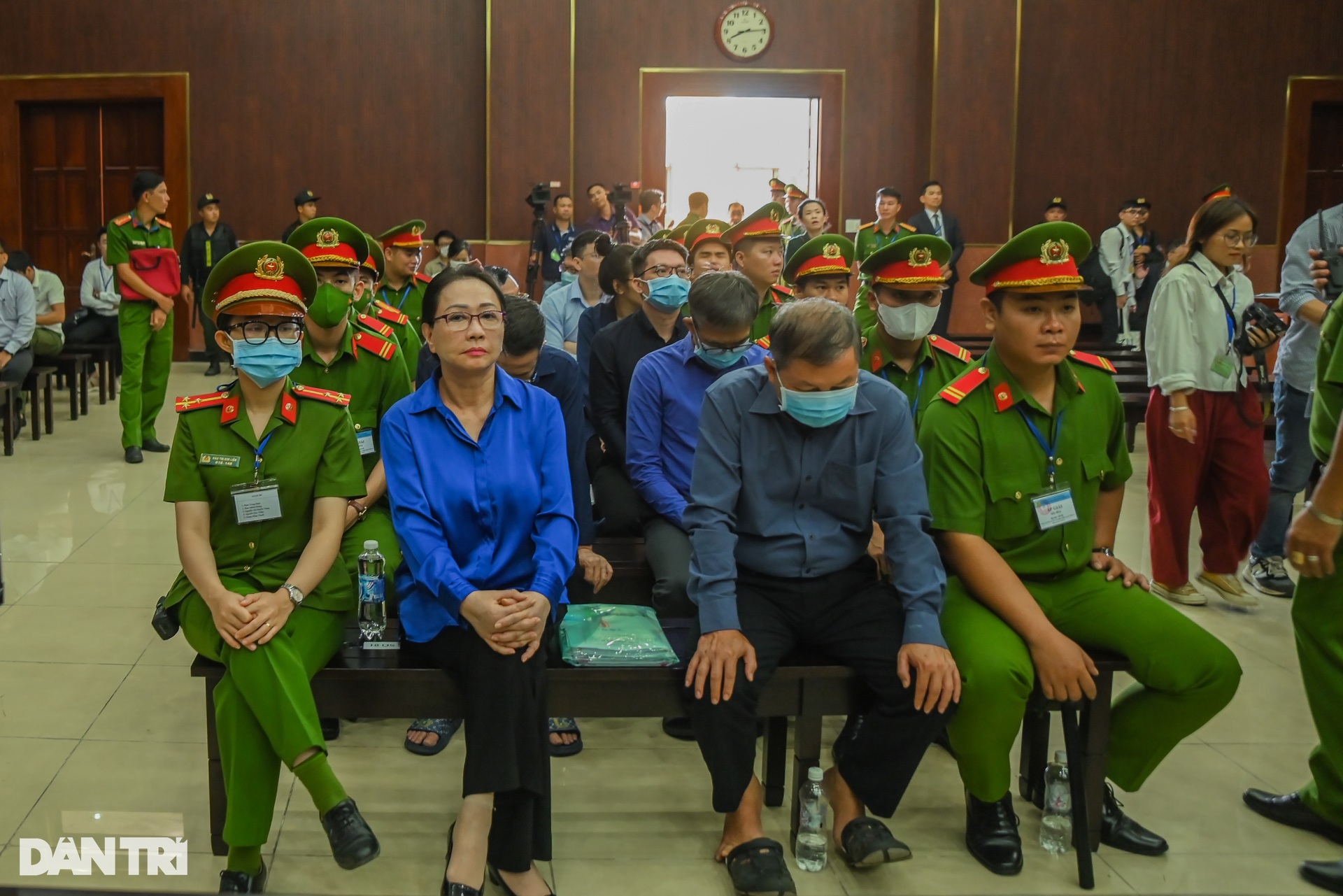 Bà Trương Mỹ Lan tại phiên tòa phúc thẩm xin giảm án tử hình - 4 Bà Trương Mỹ Lan tại phiên tòa phúc thẩm xin giảm án tử hình - 4