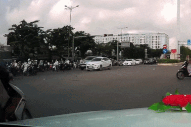 Hai xe máy lao bổ vào nhau vì kiểu đi ẩu phổ biến