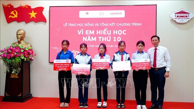 Trao học bổng Vì em hiếu học cho các học sinh có hoàn cảnh khó khăn. Ảnh: TTXVN