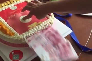 Lấy lòng mẹ chồng, con dâu tự tay làm bánh sinh nhật nhả ra tiền