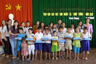 2.000 quyển vở đến với học sinh nghèo huyện Thới Lai