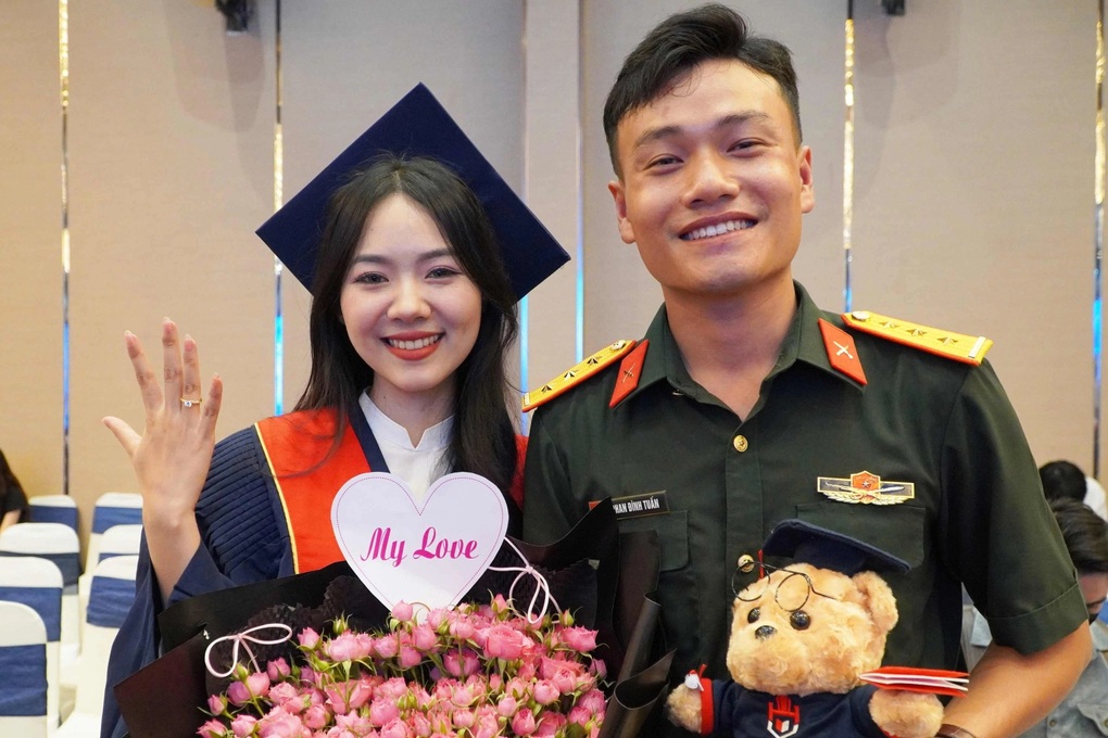Nữ sinh bất ngờ được “chú bộ đội” cầu hôn trong lễ tốt nghiệp đại học - 1 Nữ sinh bất ngờ được “chú bộ đội” cầu hôn trong lễ tốt nghiệp đại học - 1