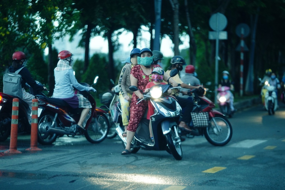 Chưa hết giãn cách xã hội, đường phố Sài Gòn đã đông đúc trở lại - 8 Chưa hết giãn cách xã hội, đường phố Sài Gòn đã đông đúc trở lại - 8