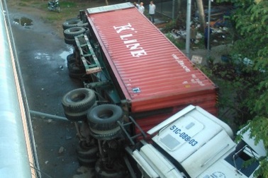 Xe container rớt khỏi cầu vượt ở độ cao 12m 
