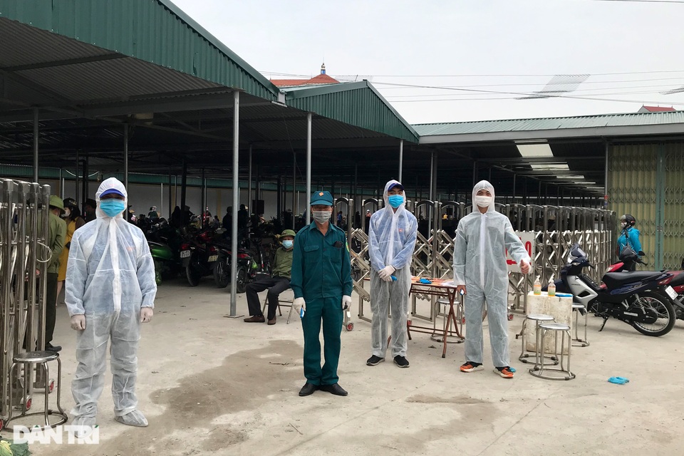 Người dân tâm dịch thành phố Chí Linh đi chợ bằng thẻ theo ngày chẵn lẻ - 2 Người dân tâm dịch thành phố Chí Linh đi chợ bằng thẻ theo ngày chẵn lẻ - 2