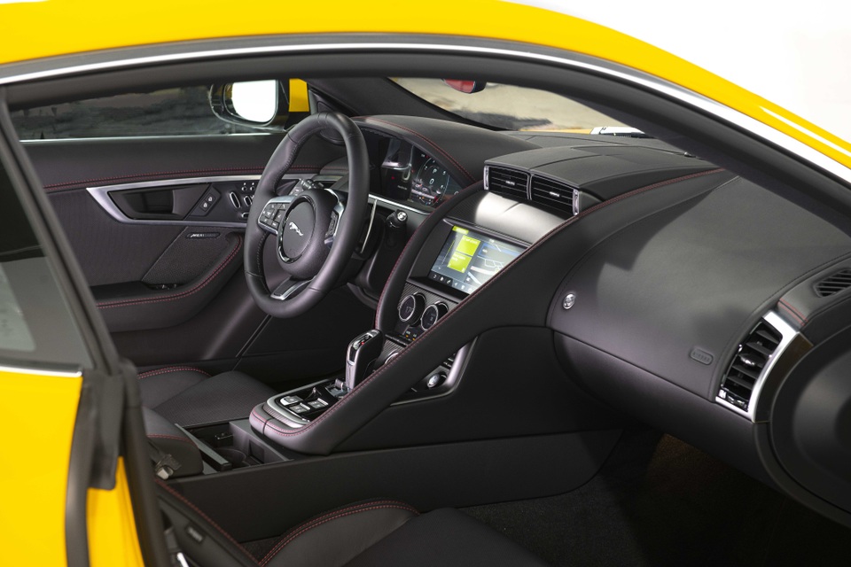 Jaguar F-TYPE mới về Việt Nam có giá lên đến 15,29 tỷ đồng - 27 Jaguar F-TYPE mới về Việt Nam có giá lên đến 15,29 tỷ đồng - 27