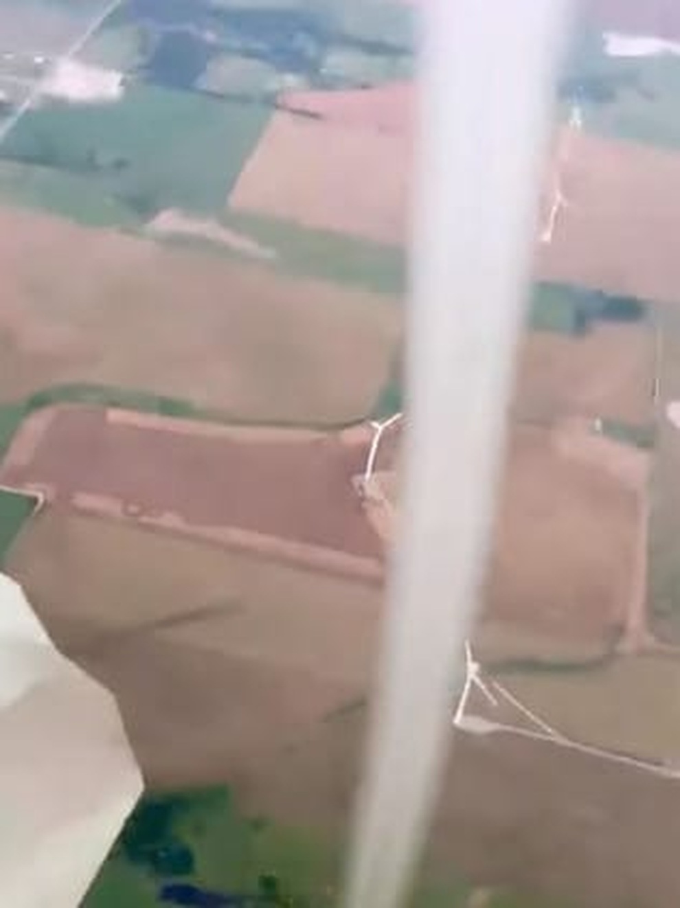 Video máy bay Mỹ áp sát lốc xoáy gây bão mạng - 1 Video máy bay Mỹ áp sát lốc xoáy gây bão mạng - 1