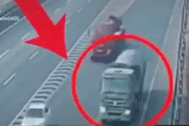 Tai nạn kinh hoàng vì xe bồn đi lùi trên đường cao tốc