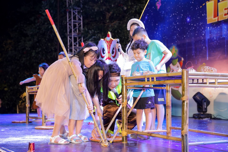 Cư dân nhí tưng bừng ‘Rước đèn lên trăng” trong đêm hội Trung thu của Sunshine Group - 4 Cư dân nhí tưng bừng ‘Rước đèn lên trăng” trong đêm hội Trung thu của Sunshine Group - 4