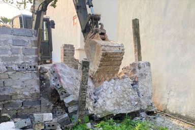 Chính thức tháo dỡ tường rào, mở lối đi cho gia đình cựu binh 90 tuổi