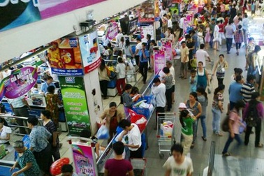 Bỏ chợ, người dân chen chân mua sắm tại siêu thị