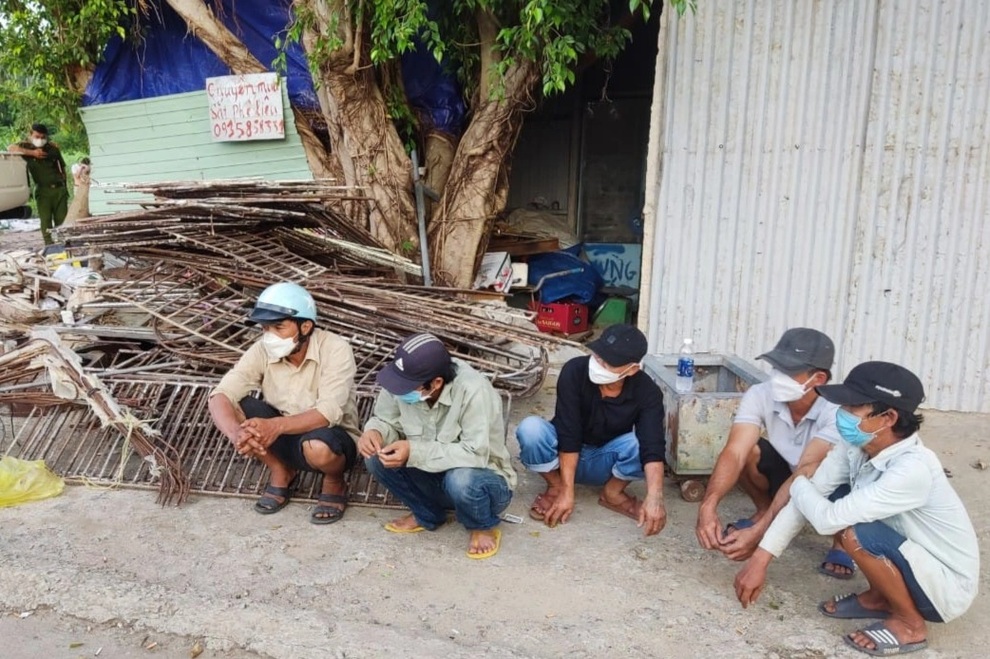 5 người trộm... vách ngăn chuồng heo - 1 5 người trộm... vách ngăn chuồng heo - 1