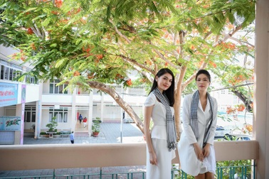 Hoa hậu Thùy Dung đọ dáng cùng Á hậu Thuỳ Dung trên sân trường rợp hoa phượng đỏ