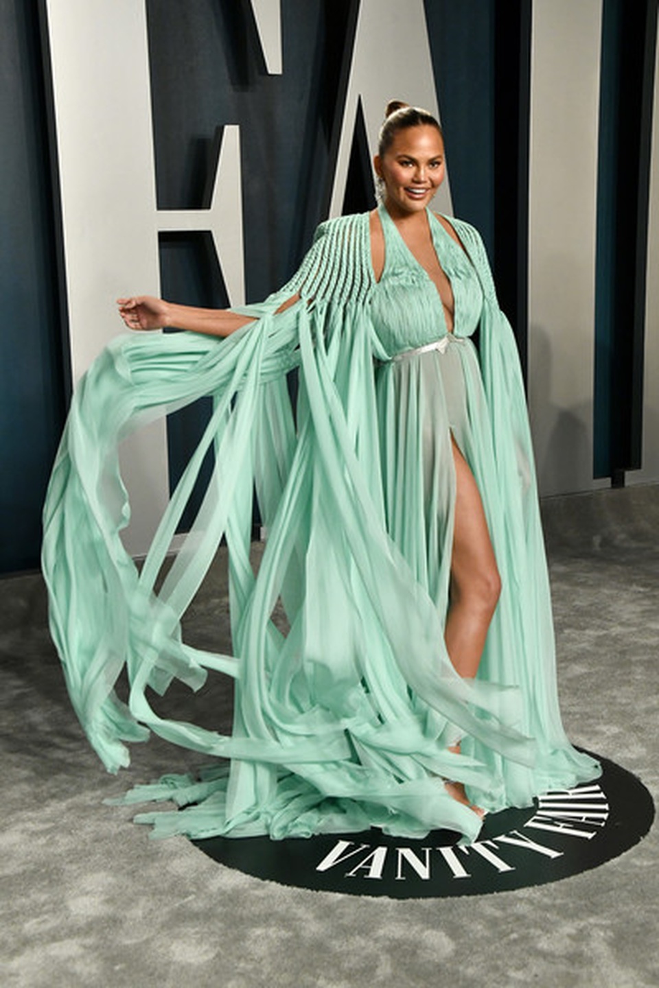 Chrissy Teigen diện váy xẻ bất tận - 3 Chrissy Teigen diện váy xẻ bất tận - 3