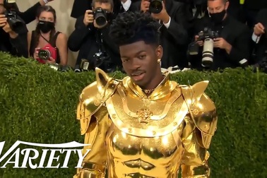 Lil Nas X biến hình với ba bộ đồ tại Met Gala 2021