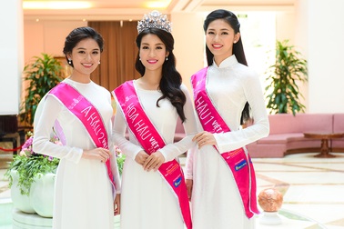 Những hình ảnh đầu tiên của Top 3 Hoa hậu Việt Nam sau ngày đăng quang
