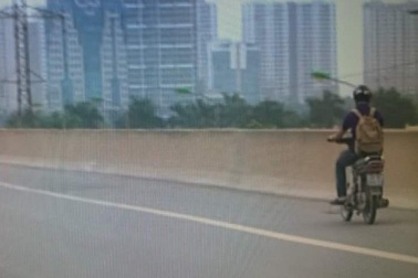 Hà Nội: "Phạt nguội" người đi xe máy trên đường cao tốc trên cao