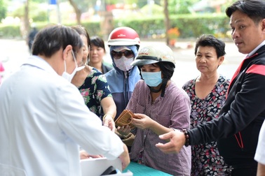 25000 chiếc khẩu trang được phát miễn phí tại Viện thẩm mỹ Siam Thailand