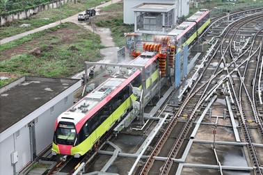Ngắm công nghệ rửa tàu của metro Nhổn - Ga Hà Nội
