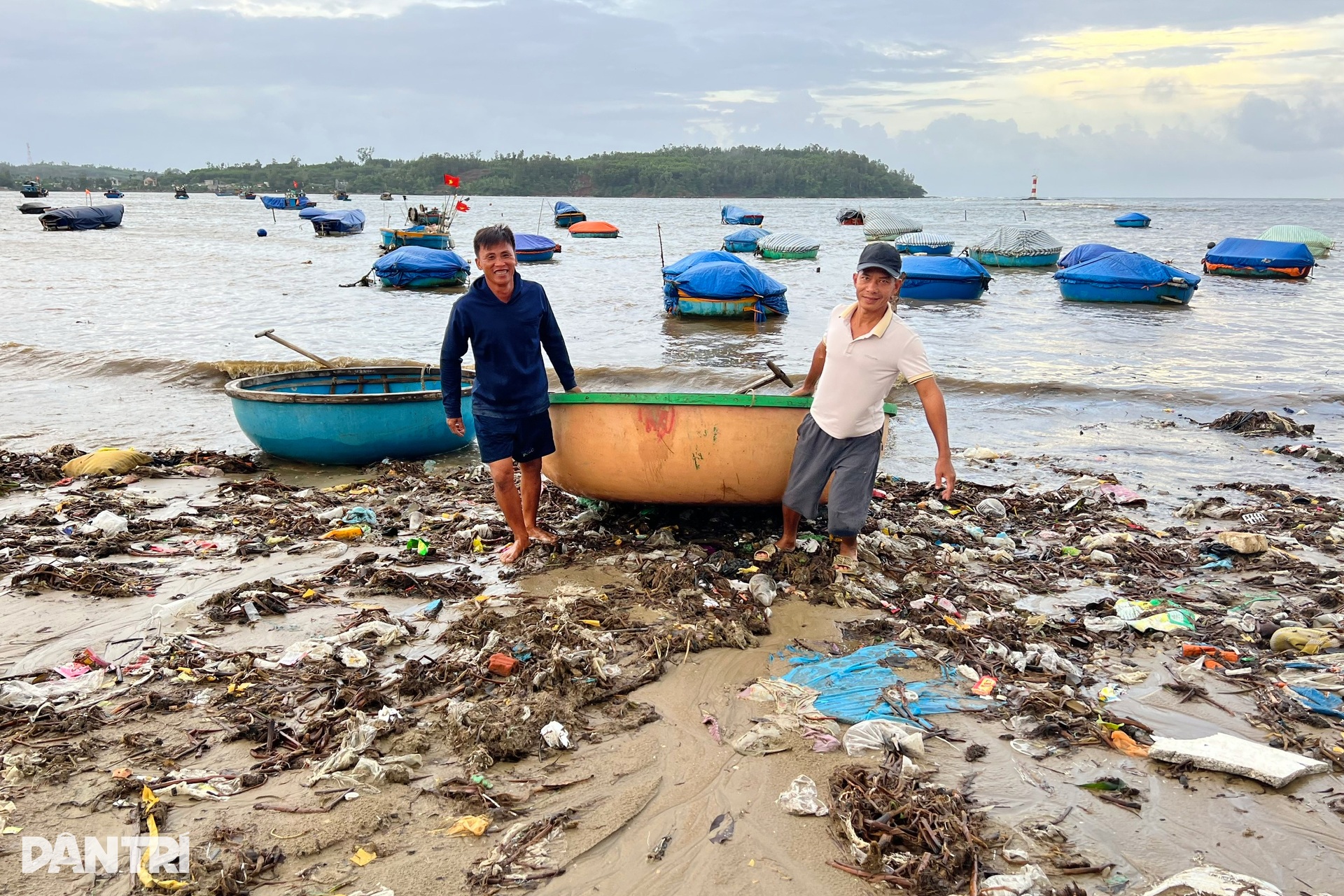 Rác thải phủ kín bờ biển Quảng Ngãi - 8