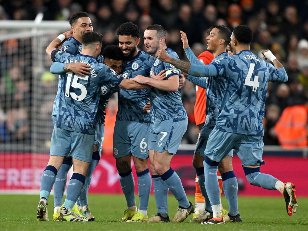 Aston Villa, Tottenham gia tăng áp lực cho Man Utd - 1 Aston Villa, Tottenham gia tăng áp lực cho Man Utd - 1
