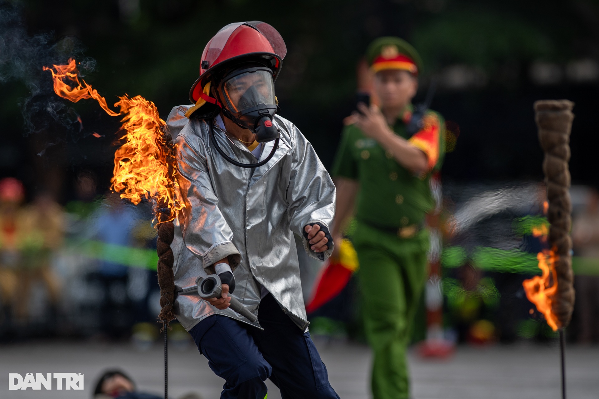 Hình ảnh ấn tượng các màn trình diễn tại hội thi phòng cháy chữa cháy - 9 Hình ảnh ấn tượng các màn trình diễn tại hội thi phòng cháy chữa cháy - 9