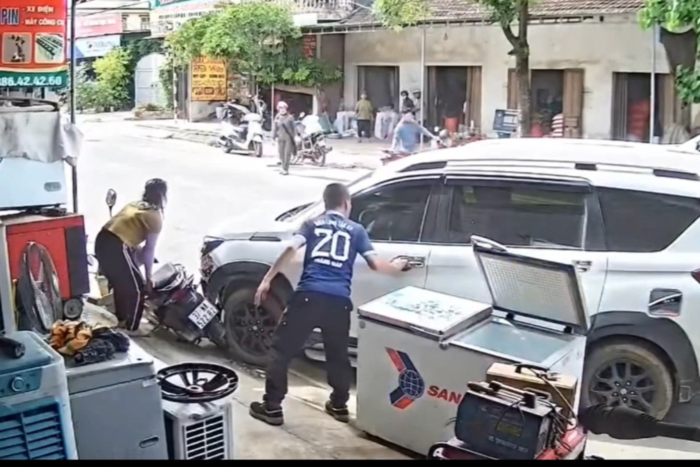 Tài xế đột quỵ trong ô tô trôi tự do, anh thợ điện lạnh nhanh trí ứng cứu - 2 Tài xế đột quỵ trong ô tô trôi tự do, anh thợ điện lạnh nhanh trí ứng cứu - 2