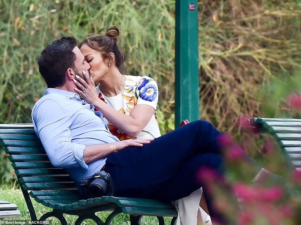 Jennifer Lopez và Ben Affleck hôn nhau tình tứ trong tuần trăng mật ở Paris - 1 Jennifer Lopez và Ben Affleck hôn nhau tình tứ trong tuần trăng mật ở Paris - 1