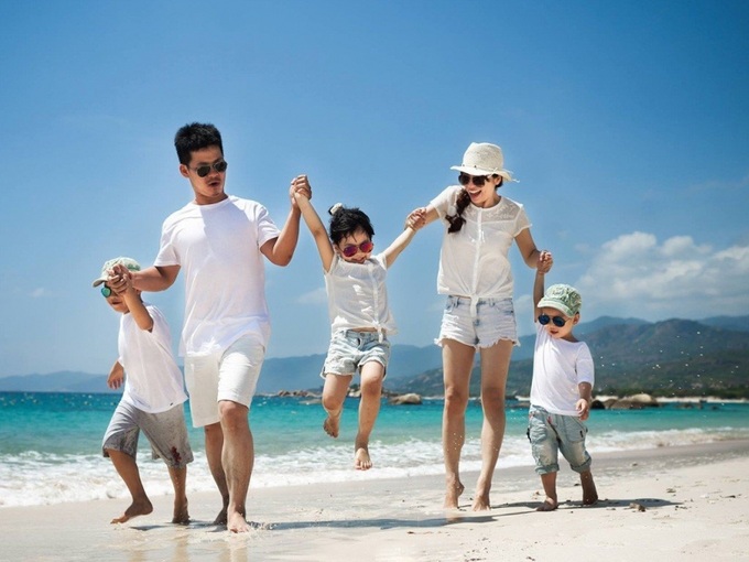 Cho con đi du lịch trong dịp hè là cơ hội để gia đình tăng tính gắn kết và yêu thương nhau hơn.