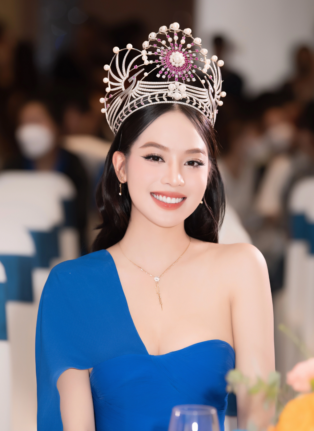 Hoa hậu Thanh Thủy khoe eo thon, chân dài khi diện đầm cắt xẻ táo bạo - 3