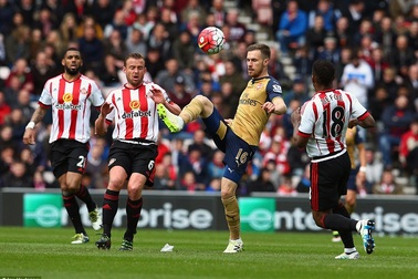 Hòa Sunderland, Arsenal chôn chân ở vị trí thứ tư