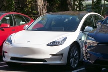 Sản xuất không kịp để bán, Tesla vẫn giảm giá xe